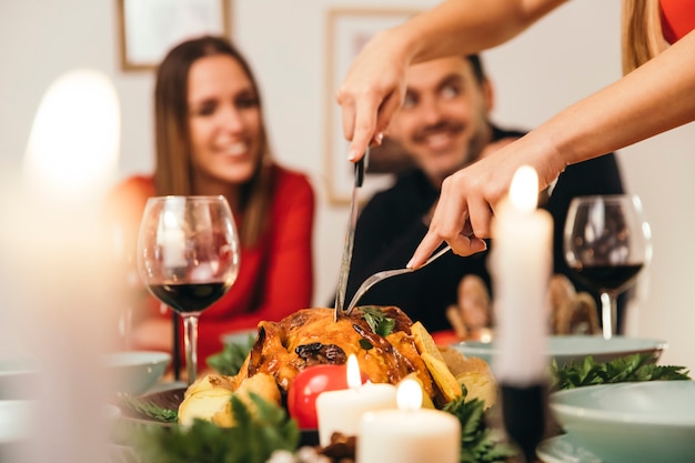 Cena de navidad con pavo y pareja sonriente