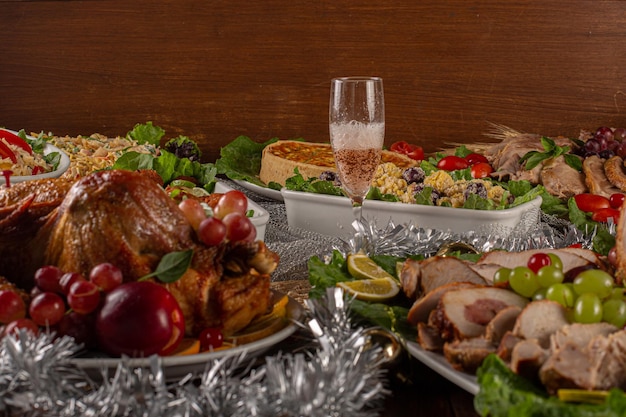 Foto cena navideña con copa de vino espumoso mesa festiva brasil navidad