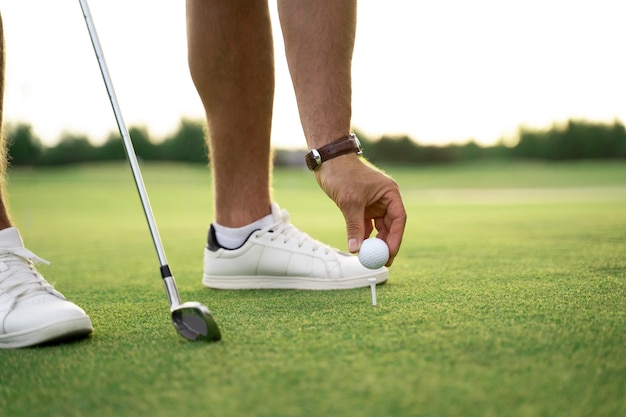 Foto cena no campo de golfe com pessoa