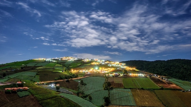 Cena noturna de aldeia com casas na colina, Phutabberk, Tailândia