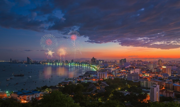 Cena noturna de fogos de artifício multicolor, turva foto pattaya cityscape mar praia vista, Tailândia