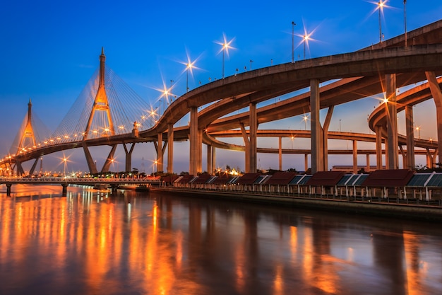 Foto cena noturna ponte bhumibol