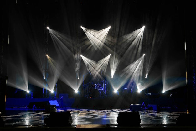 Cena, palco luz com holofotes coloridos e fumaça