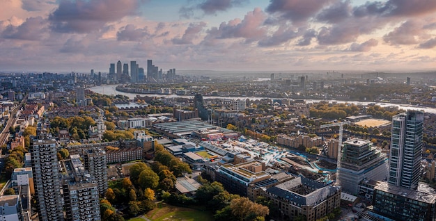 Cena panorâmica aérea do distrito financeiro da cidade de Londres, com muitos arranha-céus icônicos perto do rio Tamisa.