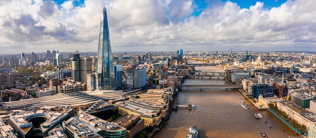 Cena panorâmica aérea do distrito financeiro da cidade de Londres, com muitos arranha-céus icônicos perto do rio Tamisa.