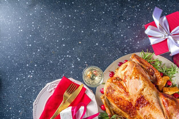 Cena de pavo de Navidad o Año Nuevo con varios ingredientes.