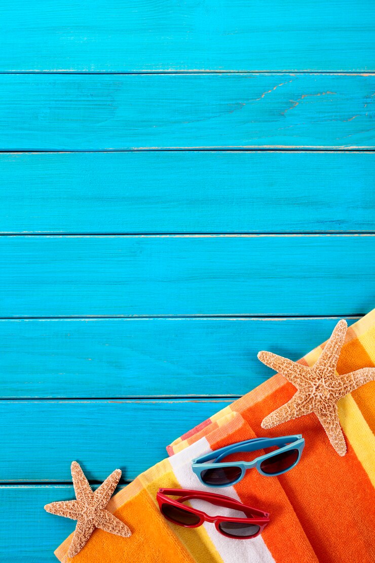 Foto cena praia, com, laranja, listrado, toalha, starfish, e, óculos de sol