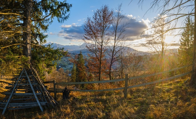 Cena pré-do-sol da montanha no final do outono com topos cobertos de neve em longe Pitoresca viagem natureza sazonal e cena do conceito de beleza rural Cárpatos Ucrânia