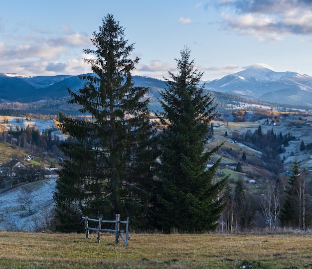 Cena pré-do-sol da montanha no final do outono com topos cobertos de neve em longe pitoresca viagem natureza sazonal e cena do conceito de beleza rural cárpatos ucrânia