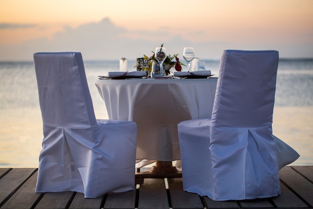 Cena romántica en la playa al atardecer