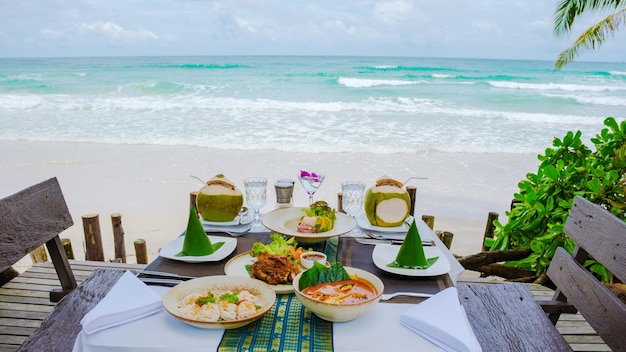 Cena romántica en la playa en Koh Kood Tailandia pareja cenando en la playa durante las vacaciones