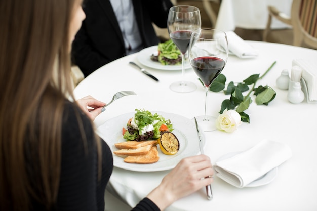 Cena romantica en el restaurante