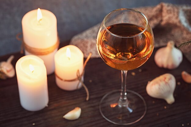 Cena romántica con vino y velas en una mesa.