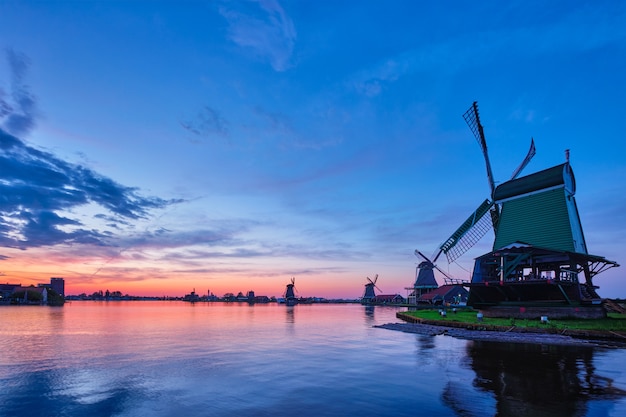 Cena rural da Holanda - moinhos de vento no famoso local turístico Zaanse Schans na Holanda, no pôr do sol com céu dramático. Zaandam, Holanda