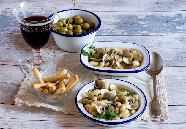 Cena tradicional italiana con copa de vino y mariscos.