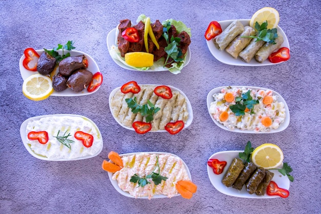 Cena tradicional turca y griega mesa de aperitivos mezze