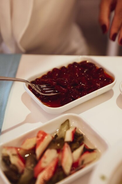 Cena tradicional turca y griega mesa meze bebida raki