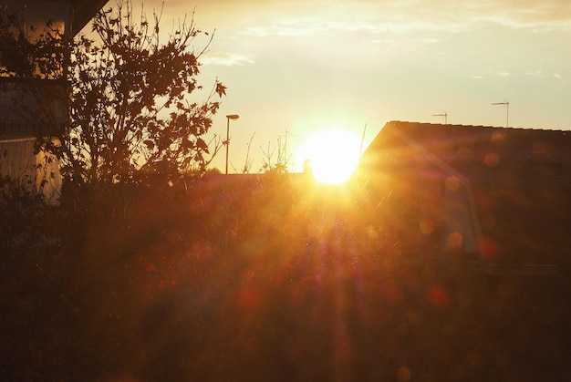 Cena urbana ao pôr do sol