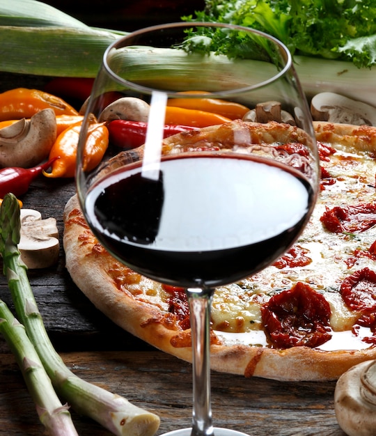 Cena con vino y pizza.