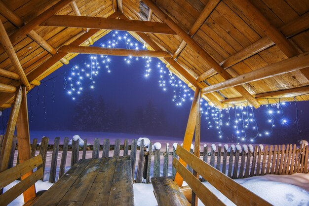 Cenador de madera con luces navideñas