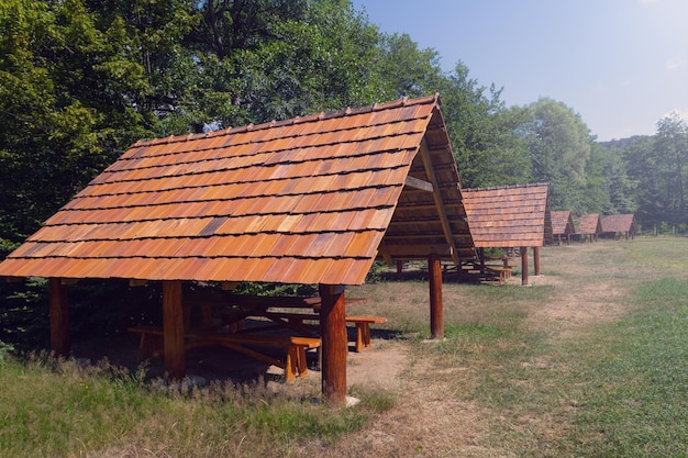 Cenador de madera o pabellón en el bosque al aire libre