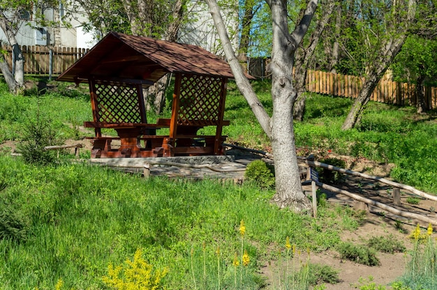 Cenador de madera para relajarse al aire libre