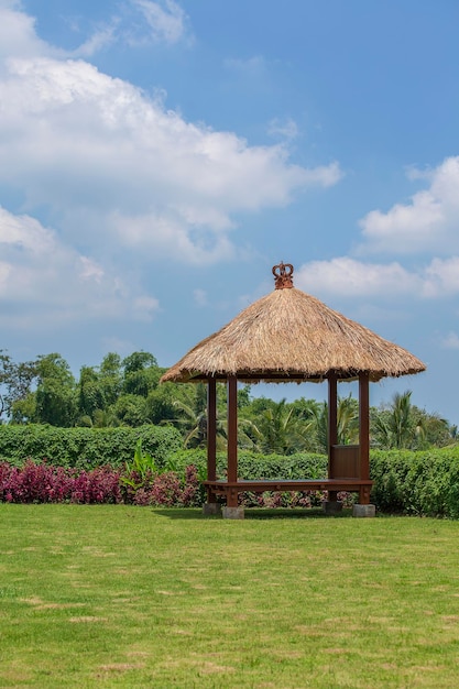 Cenador de madera para relajarse en el jardín tropical Island Bali Ubud Indonesia