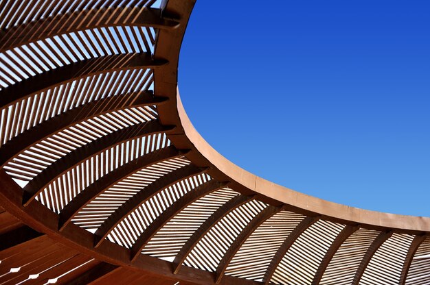 Cenador de techo de madera y cielo azul