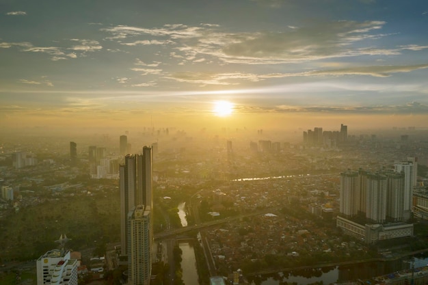 Cenário aéreo da cidade de Jacarta na hora do nascer do sol