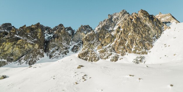 Cenário agradável com grandes montanhas rochosas no pequeno vale frio em caminhada em HIgh Tatras, Eslováquia.