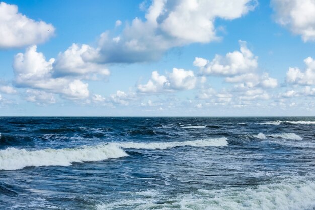 Cenário atmosférico Dramático mar Báltico, ondas e respingos de água nos quebra-mares. Cloudscape do norte da natureza na costa do oceano. Ambiente com tempo instável, mudança climática. Fundos abstratos tempestuosos