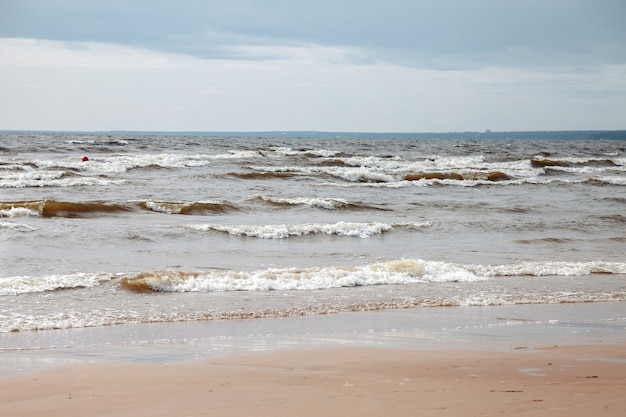 Cenário atmosférico dramático mar báltico, ondas e respingos de água nos quebra-mares. cloudscape do norte da natureza na costa do oceano. ambiente com tempo instável, mudança climática. fundos abstratos tempestuosos