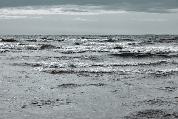 Cenário atmosférico Dramático mar Báltico, ondas e respingos de água nos quebra-mares. Cloudscape do norte da natureza na costa do oceano. Ambiente com tempo instável, mudança climática. Fundos abstratos tempestuosos