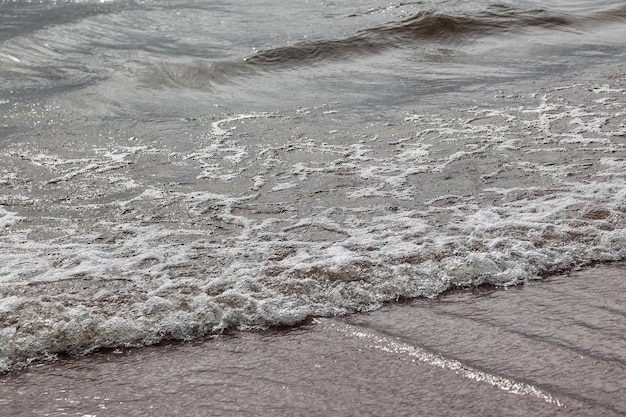 Cenário atmosférico Ondas dramáticas do mar Báltico e salpicos de água em quebra-mares