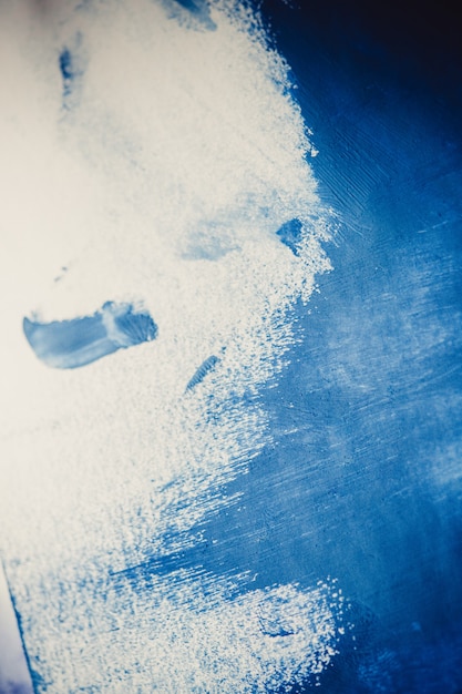 Foto cenário caótico incerto. pinceladas de tinta azul feitas por um dedo. manchas de dedo azul em um fundo branco isolado. espaço de fundo abstrato para base de texto