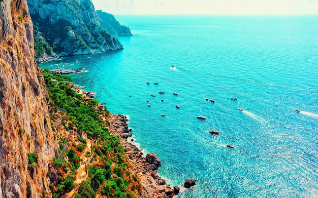 Cenário com a ilha de Capri com Faraglioni da Itália em Nápoles. Montanha Amalfi e Solaro. Paisagem com mar Mediterrâneo azul na costa italiana. Panorama de Anacapri na Europa. Vista no verão.