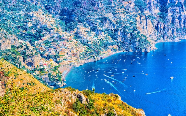 Cenário com caminhada no Caminho dos Deuses na Itália em Nápoles. Costa Amalfitana e paisagem com mar Tirreno azul em italiano Positano. Panorama do litoral de Amalfitana na Europa. Vista no verão.