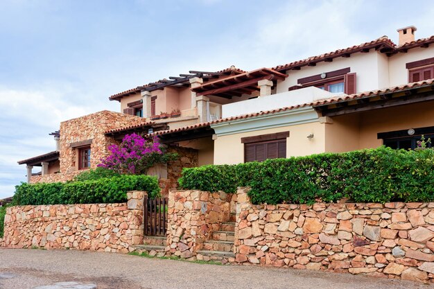 Cenário com casa e chalé em Capo Coda Cavallo, San Teodoro na província de Olbia-Tempio, ilha da Sardenha, na Itália