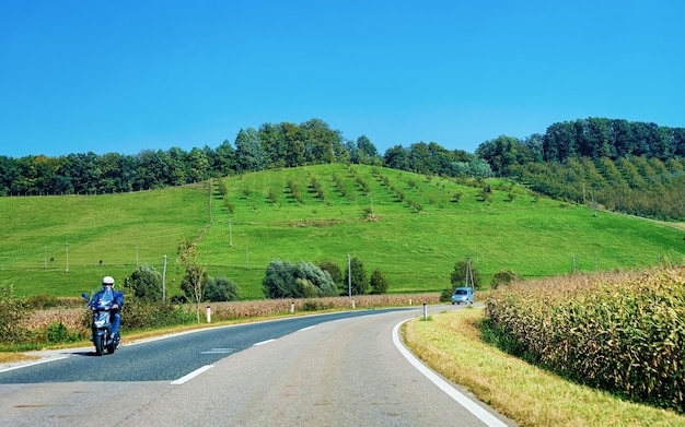 Cenário com colinas e moto na estrada em Maribor na Eslovénia