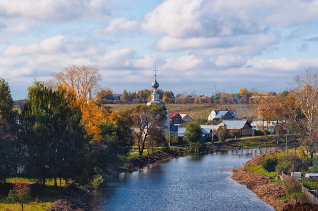 Cenário com Rio Kamenka e Kremlin em Suzdal na Rússia.