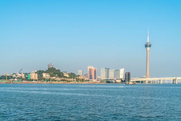 Cenário costeiro e edifícios modernos em Macau, China