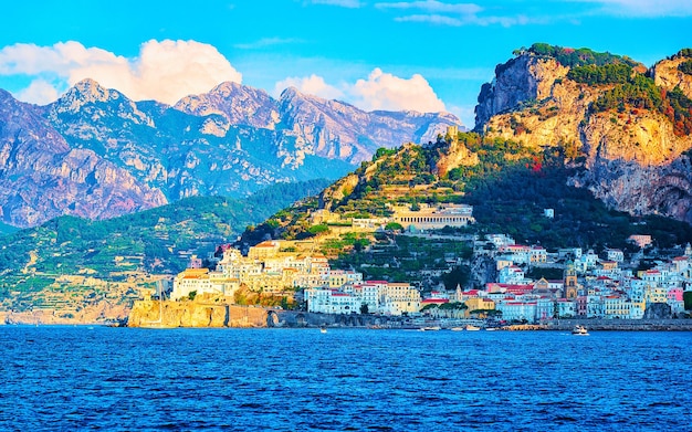 Cenário da cidade costeira de Amalfi no mar Tirreno no outono. Litoral de Amalfitana na Itália. Verão italiano com belas águas azuis. Vista panorâmica. Feriado e férias. paisagem mediterrânea.