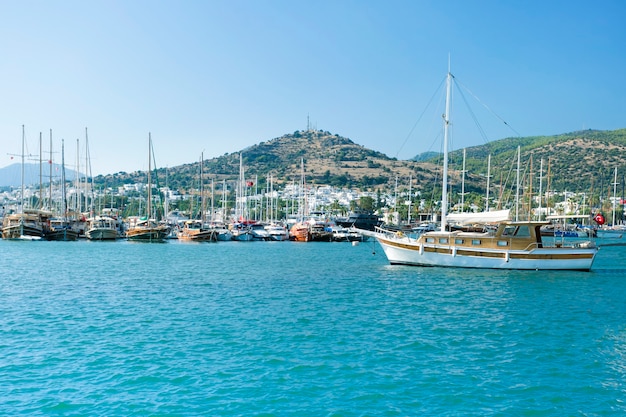 Cenário da costa mediterrânea, bodrum, turquia