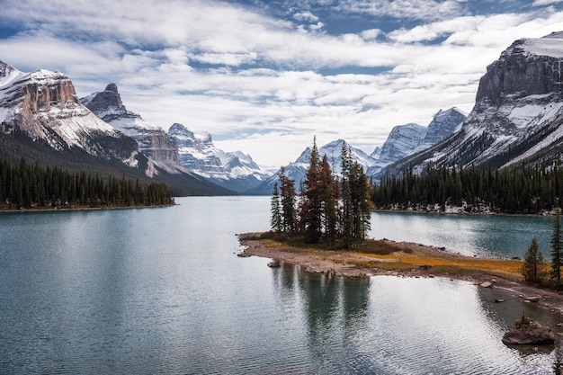 Cenário da Ilha Spirit com Montanhas Rochosas canadenses no lago Maligne no Parque Nacional Jasper Canadá