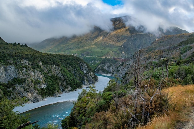 Cenário da paisagem da jornada da Ferrovia Trans Alpina