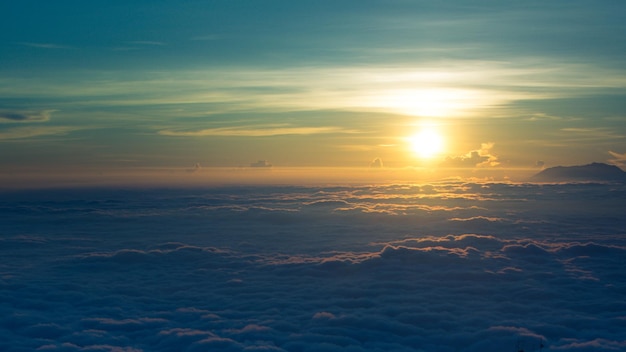 Cenário da paisagem do nascer do sol da montanha semeru