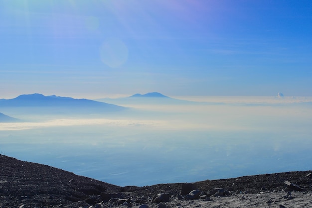 Cenário da paisagem do topo do Monte Semeru