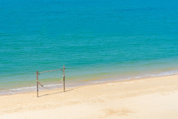 Cenário de balanço para relaxar na praia no mar nas férias de verão