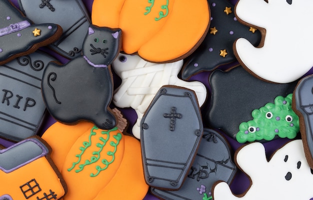 Foto cenário de biscoitos de gengibre de halloween. abóbora, lápide, chapéu de bruxa, preto, fantasma.