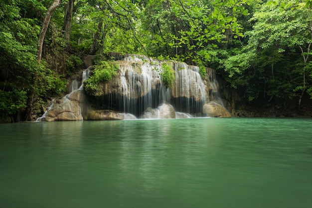 Cenário de cachoeira verde na floresta profunda, cachoeira de Erawan localizada na província de Kanchanaburi, Tailândia